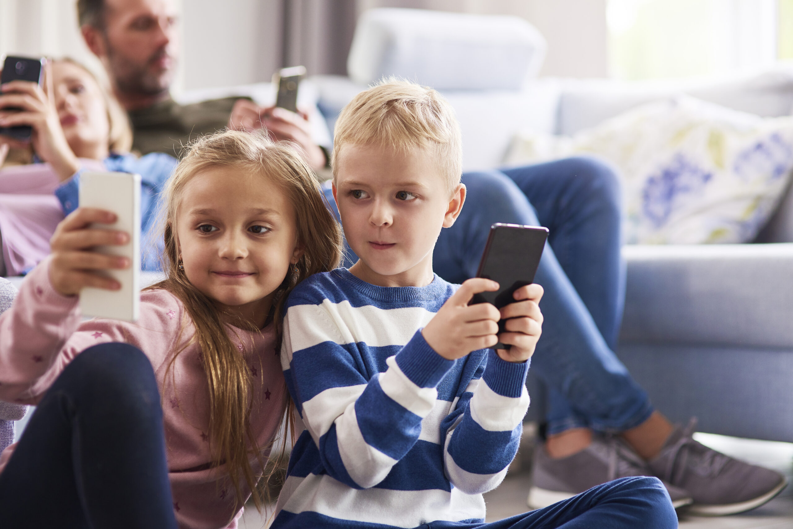 Cum limităm timpul petrecut de copii în fața ecranelor